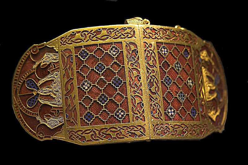 File:Sutton.Hoo.ShoulderClasp2.RobRoy.jpg