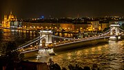 Hongrie. Vue de nuit du pont à chaînes Széchenyi depuis le château de Buda à Budapest.