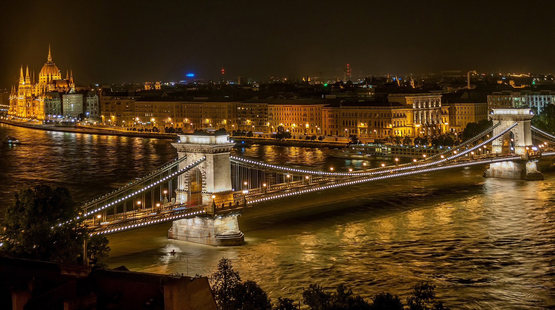 Széchenyi Chain Bridge in Budapest at night.jpg
