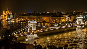 Széchenyi Chain Bridge in Budapest at night.jpg