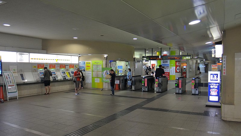 File:Tachikawa-Kita Station ticket barriers 20160817.jpg