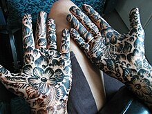 Henna tattoo in Morocco Tatouage au Henne, Maroc.jpg