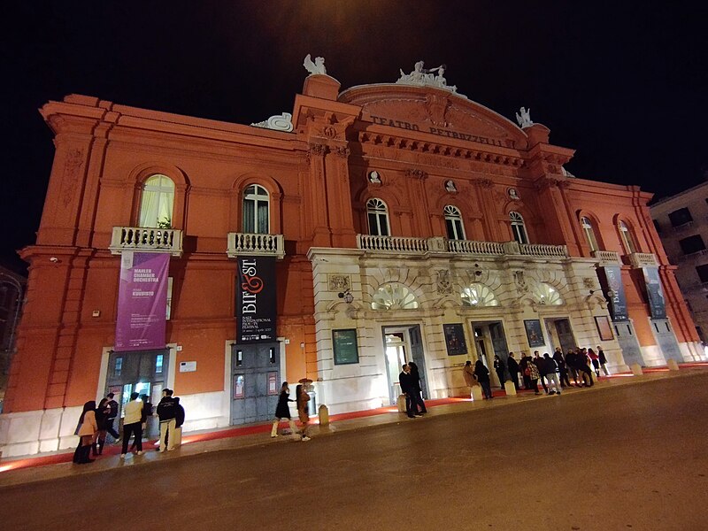 File:Teatro Petruzzelli durante il BIFEST 2023.jpg