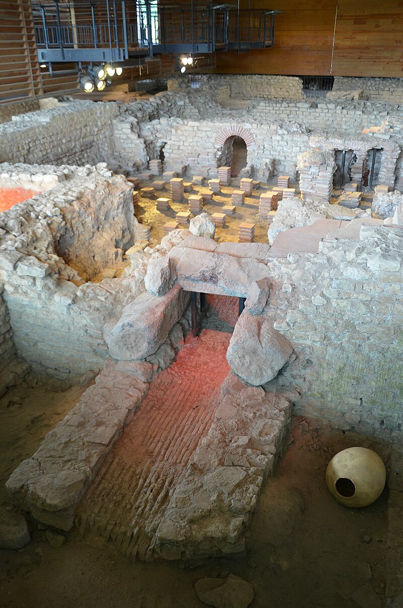 Vue de la salle chaude des thermes à partir d'un espace technique.