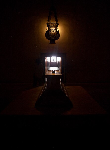 File:The true tomb of Akbar, at the basement of the tomb, Sikandra.jpg