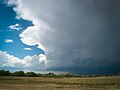 雷雲降臨在草原之上。