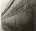 Los Odell terminaron su viaje en Irlanda. Desde la embarcación auxiliar, Kate fotografió el costado de estribor del Titanic.