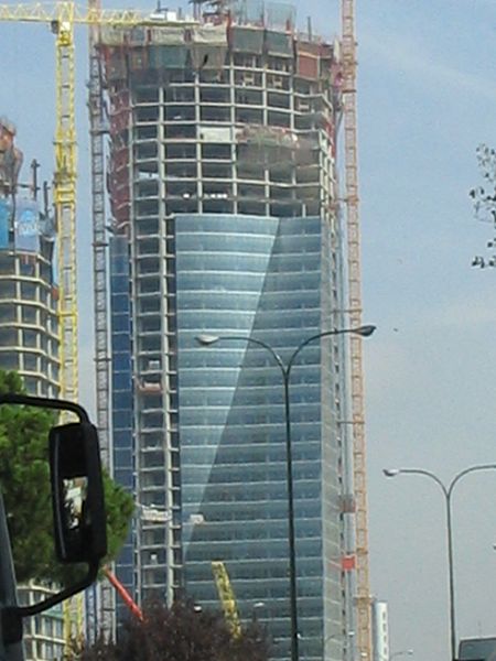 File:Torre Espacio desde la lejanía.jpg