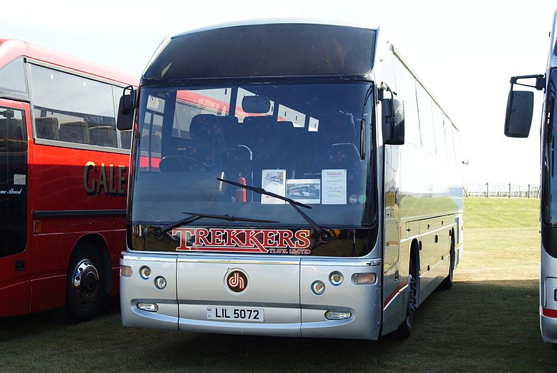 File:Trekkers Travel coach (LIL 5072), Showbus 2009.jpg