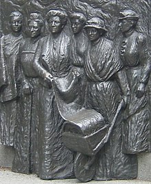 Sculpture en bas-relief en bronze représentant plusieurs femmes.