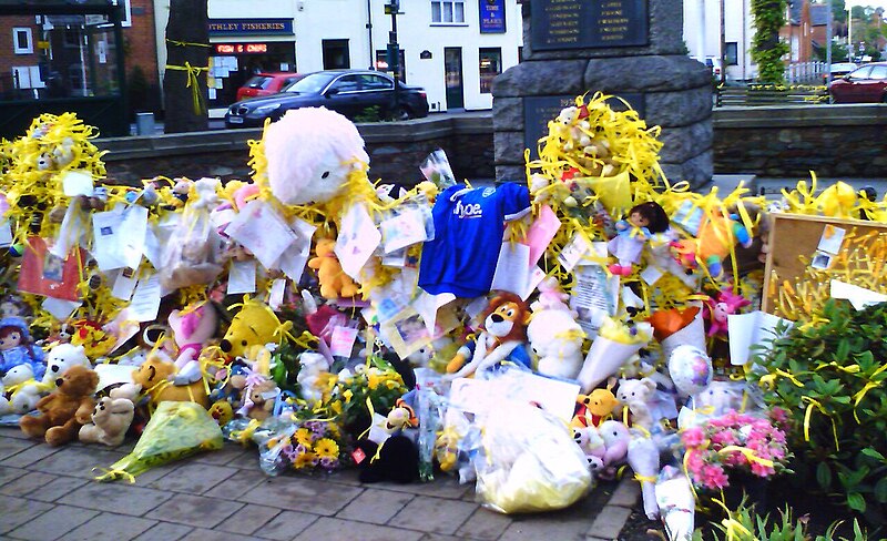 File:Tributes for Madeleine McCann, Rothley, 17 May 2007.jpg