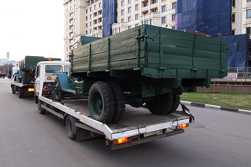 File:Truck transport in Moscow.jpg