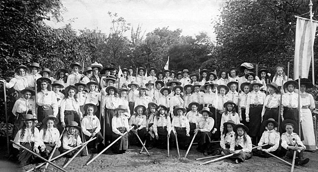 Eerste Nederlandsche Meisjes Gezellen Vereeniging (First Dutch Girls Companions Society), 1911, first Dutch Girl Guides
