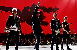 U2 konserttilavalla vuonna 2017, vasemmalta: Adam Clayton, Bono, The Edge ja Larry Mullen Jr..