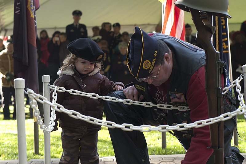 File:US Navy 111105-N-MZ309-021 Marine Corps veteran Joe W. Reed and his granddaughter light the flame on a memorial during a Veteran's Day observance c.jpg