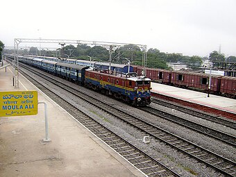 VSKP - Nanded Express at Moulaali.jpg