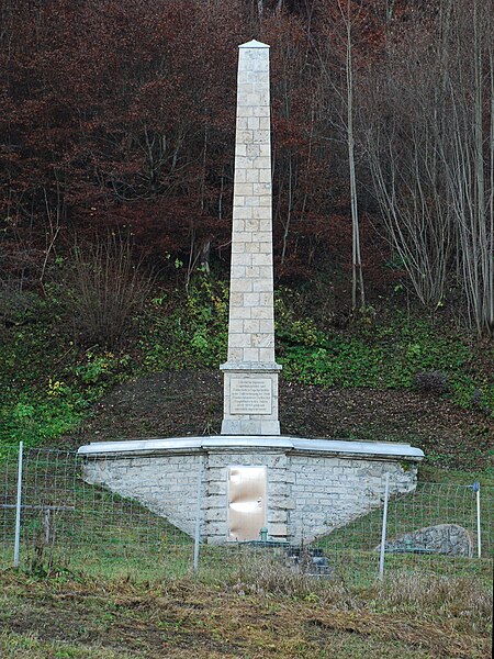 File:Valley Mühlthal Obelisk.JPG