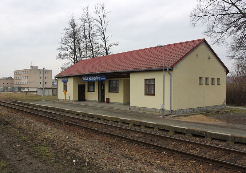 File:Velké Pavlovice - železniční zastávka.jpg