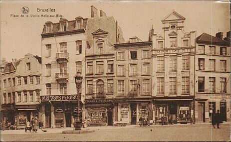 Le côté est de la place vers 1900.