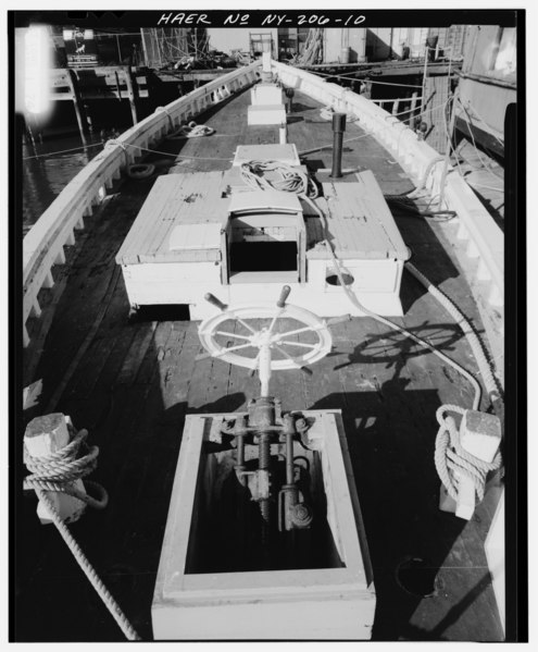 File:View forward along centerline of main deck from stern; steering gear box cover has been removed, revealing gears. - Schooner "Lettie G. Howard", South Street Seaport Museum, New HAER NY,31-NEYO,177-10.tif