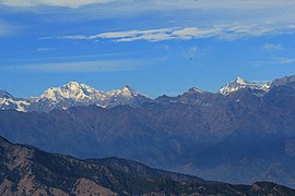Sumita Roy Dutta 36.jpg tarafından Kartik Swami Tapınağı'ndan Himalaya zirvelerinin görünümü