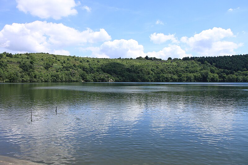 File:Vue du Gour de Tazenat - 001.jpg