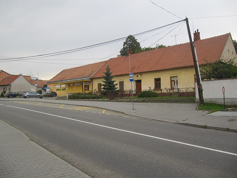 File:Vysoké Popovice, centrum.jpg