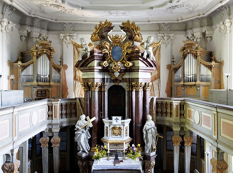 File:Wülknitz-Tiefenau, Schloßkapelle, Orgel im Raum.jpg