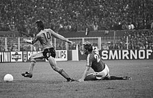 WK 74, Nederland tegen Zweden 0-0, Johan Cruijff passeert Persson (21), Bestanddeelnr 927-2678 (cropped).jpg