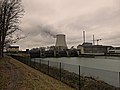 Wasserkraftwerk Niederaichbach mit dahinterliegenden Kernkraftwerken Isar 1 und Isar 2 sowie dem Kühlturm.