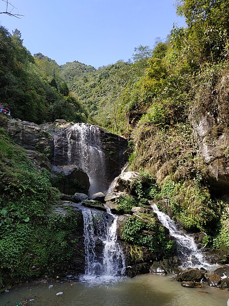 File:Waterfall in Rock Garden, Darjeeling.jpg