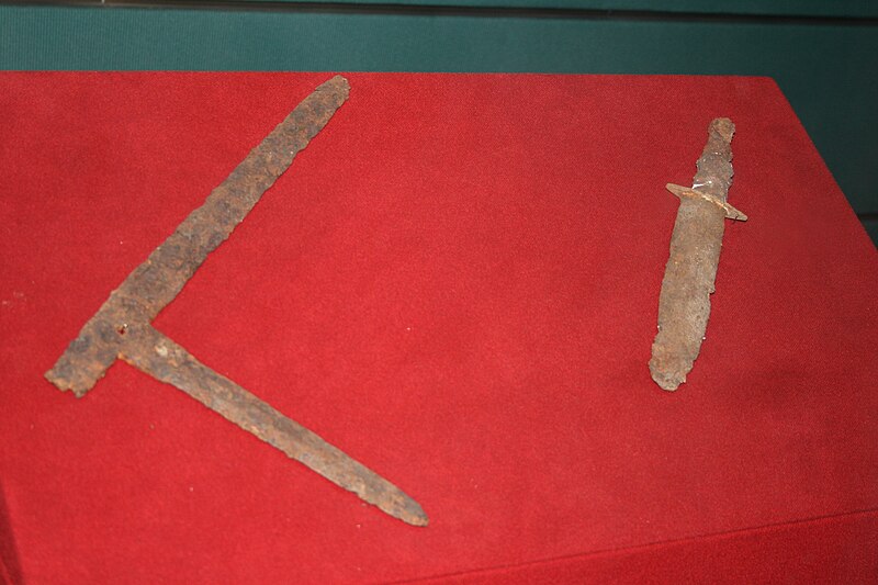 File:Western Han Iron Halberd & Dagger (9930184036).jpg