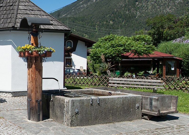 File:Wiki takes Nordtiroler Oberland 20150607 Kapelle und Brunnen Löckpuit 7497 (cropped).jpg