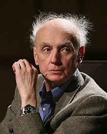 Foto di tre quarti di Wojciech Kilar con testa calva e dal volto spigoloso.