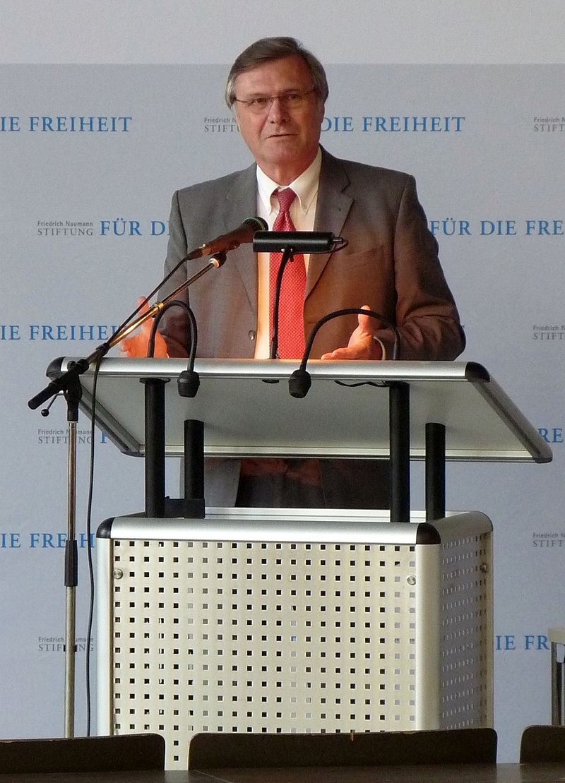 Die Friedrich-Naumann-Stiftung für die Freiheit (FNF, früher Friedrich-Naumann-Stiftung – FNSt) 800px-Wolfgang_Gerhardt_HS_Aalen