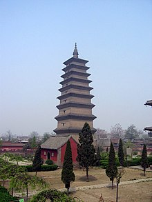 Fotografie devítipatrové pagody v parku obklopené nevysokými stromy
