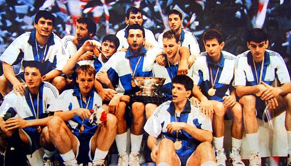 Divac (fourth from right, at centre) with the Yugoslavia team that won the EuroBasket 1989.