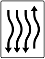 Zeichen 514–26 Verschwenkungs­tafel, kurze Verschwenkung – mit Gegenverkehr – nach rechts einstreifig in Fahrtrichtung und dreistreifig in Gegenrichtung