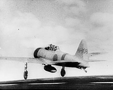 Un caza Mitsubishi A6M2 Zero xaponés de la segunda folada desapiega del portaviones Akagi na mañana del 7 d'avientu.