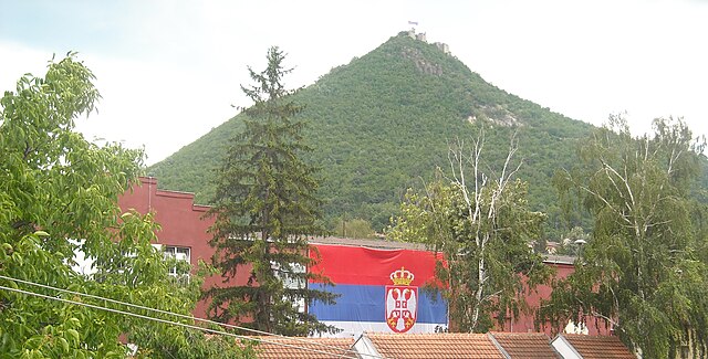 A cidade de Zvečan com a Fortaleza Zvečan