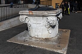 Fondamenta Santa Chiara (Venice) – Well head