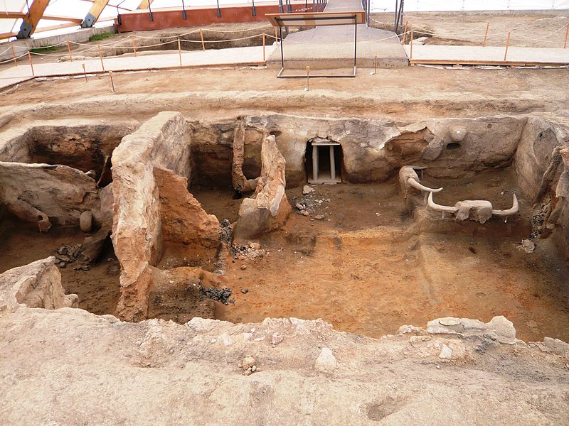 File:Çatalhöyük kazı alanı.JPG