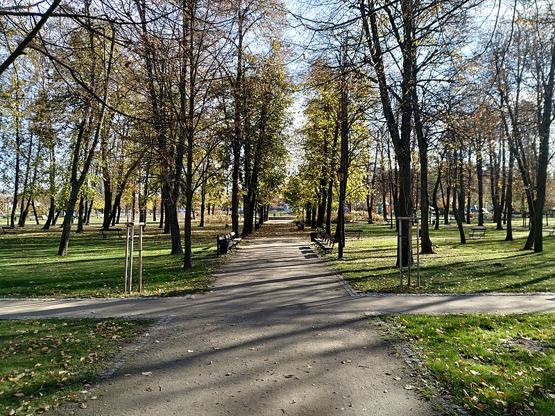 File:Łuków, park Miejski, 30 X 2022 (1).jpg