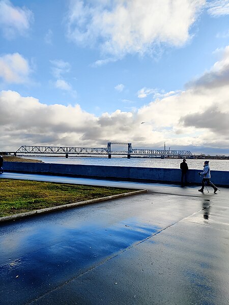 File:Архангельск, набережная Двины, мост.jpg