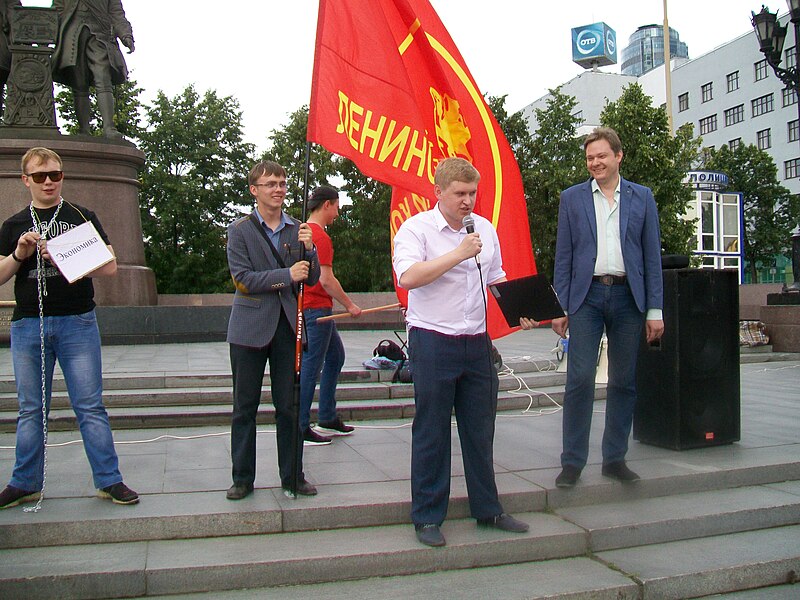 Один из комсомольских руководителей Денис Курочкин на митинге. Рядом Александр Ладыгин