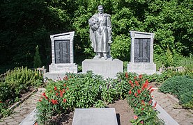 Братська могила радянських воїнів і пам'ятник воїнам-односельчанам