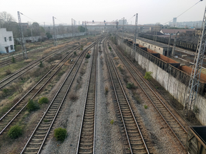 車站站場（2023年），左側為鄂鋼場，右側為國鐵場