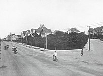 廣西路日照路路口，1913年，右側為日照路，最右側可見曼弗雷德·齊默爾曼住宅及後側的膠澳總督府大樓，其左側為湖南路14號祥福洋行住宅，中間偏左可見廣西路5號聖言會住宅等建築
