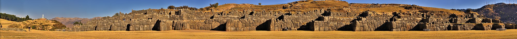 Widok na Sacsayhuamán z miastem Cuzco w tle