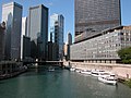 2003年的芝加哥太陽報舊總部(圖右)